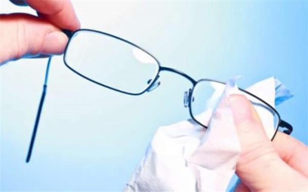 چگونه شیشه عینک را تمیز کنیم