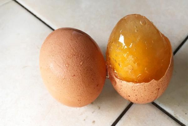 چرا زرده برخی تخم مرغ ها کم رنگ است؟